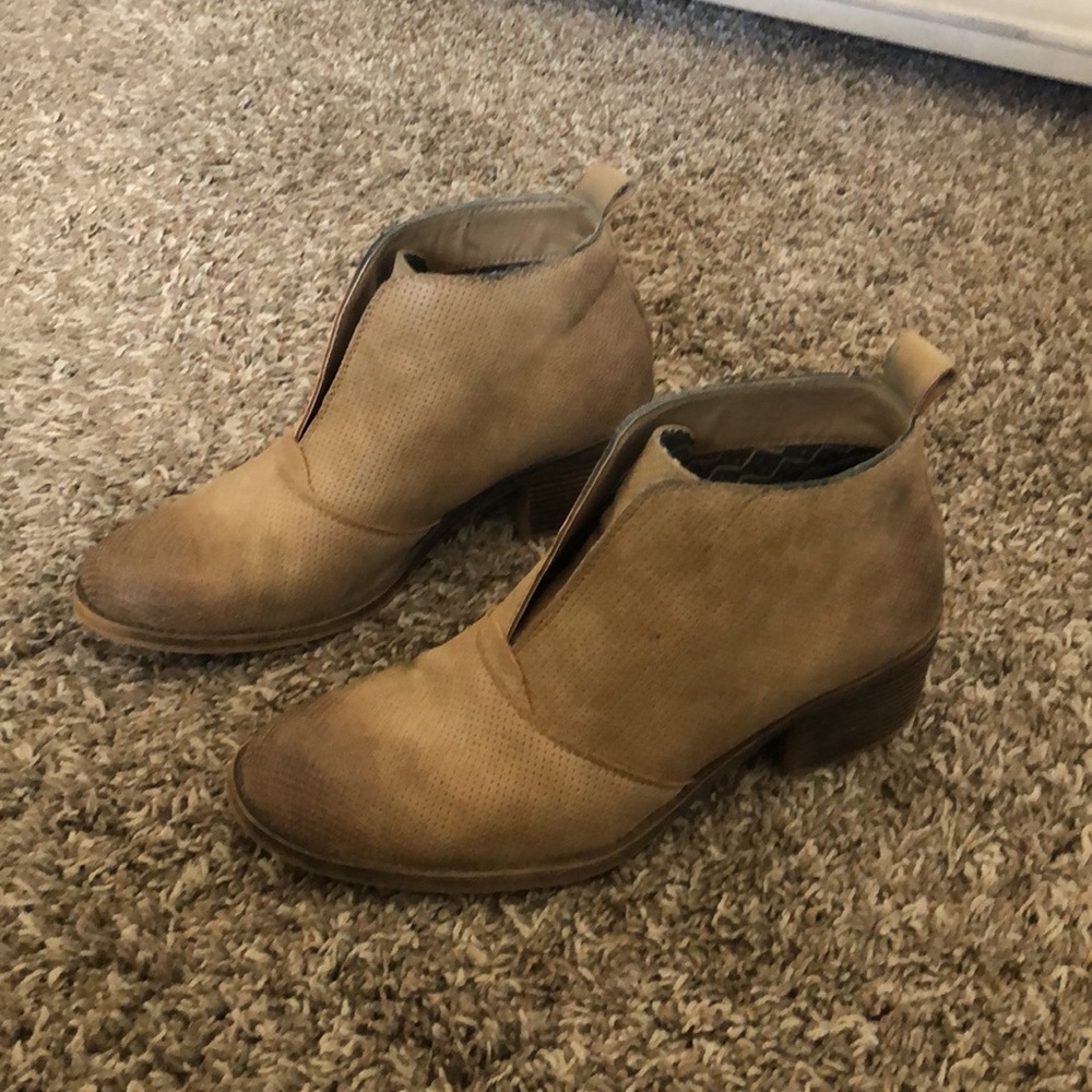 Super cute boots by Billabong